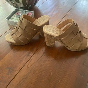 Kork ease women’s size 9. Never worn they are super comfortable.